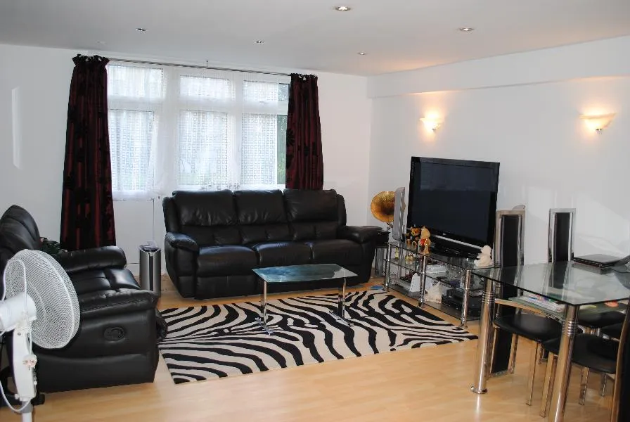 2 bed flat to rent, Park Place, Woking, GU22