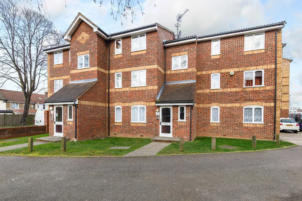 2 bed flat for sale — Greenslade Road, Barking