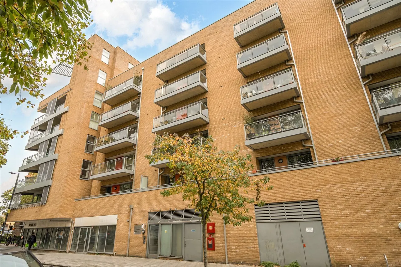 1 bed flat for sale — Glengall Road, SE15