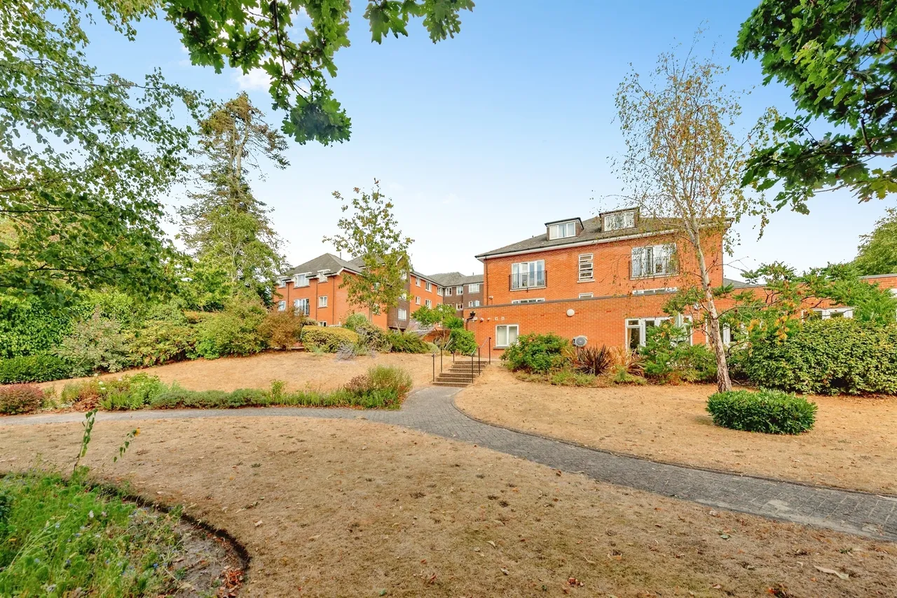 Ladbroke Road, Redhill, RH1, photo 13