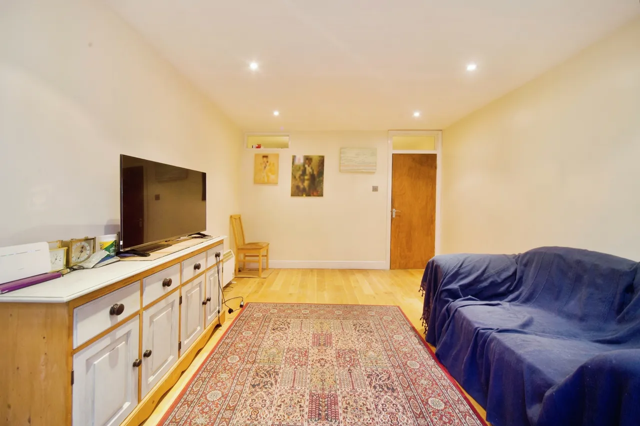 Avenue Road, London, N12, photo 15