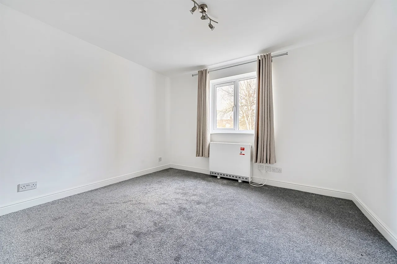 Kirkland Drive, Enfield, photo 6