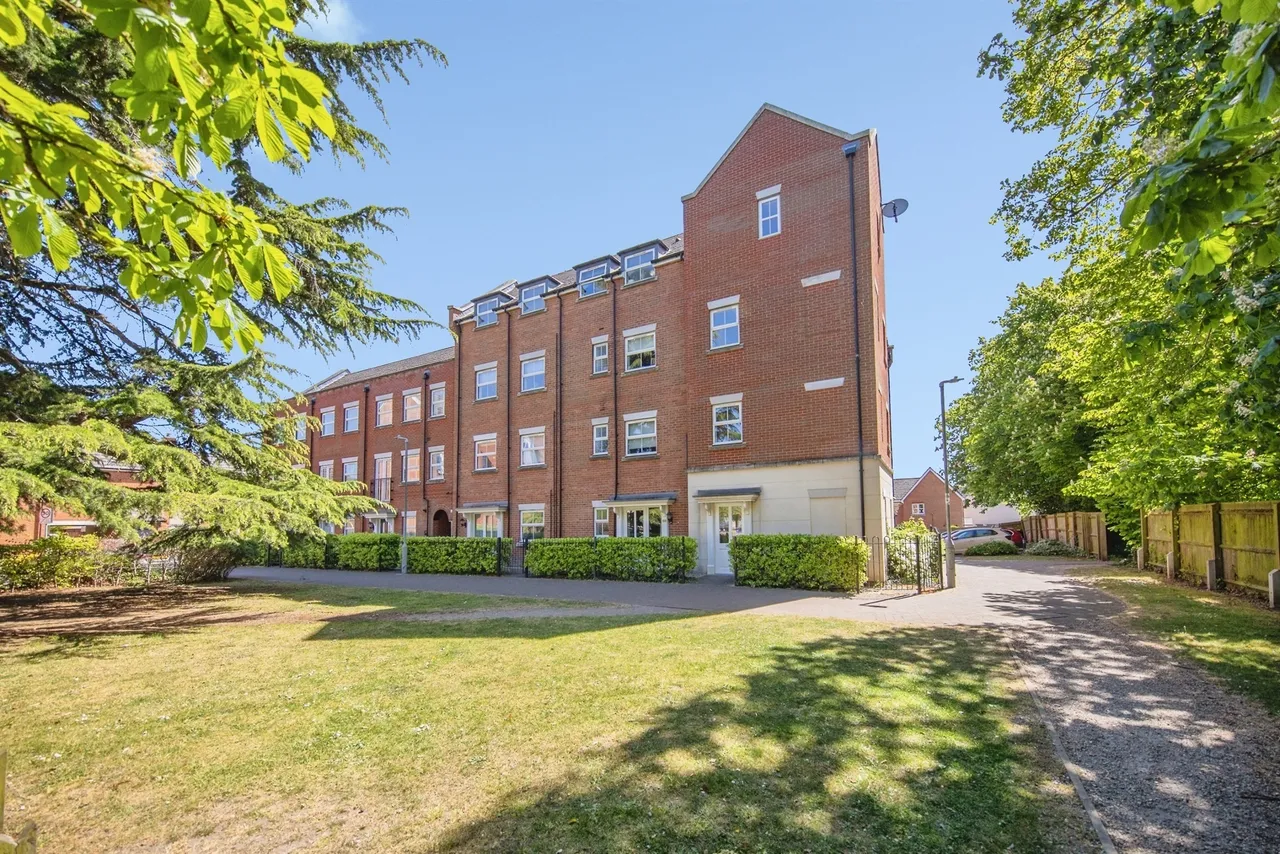 2 bed flat for sale — Bramley Hill, Ipswich
