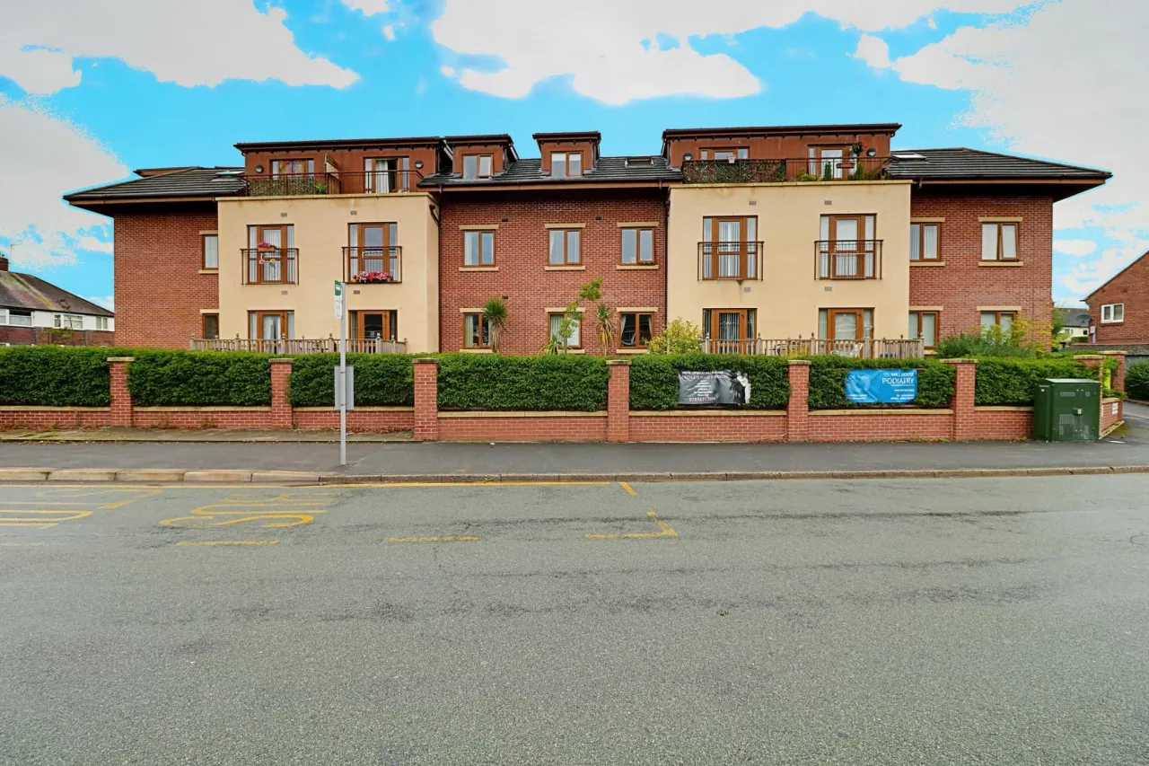 2 bed flat for sale, Queens Drive, Nantwich