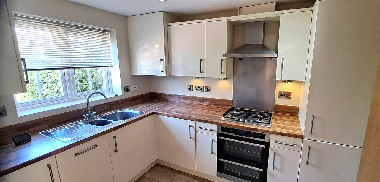 Woodlands Road, Farnborough, Hampshire, GU14 9QJ, photo 2