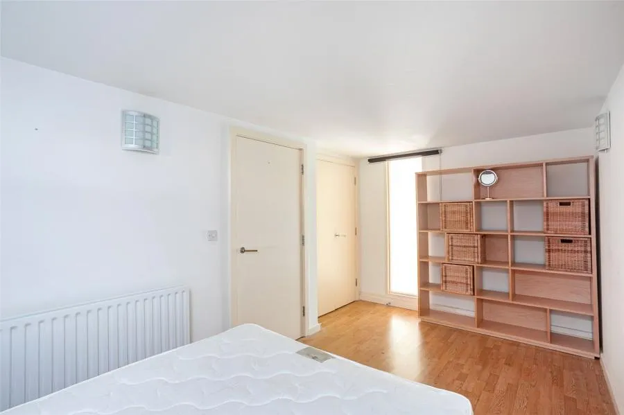 Cowley Road, London, W3, photo 6
