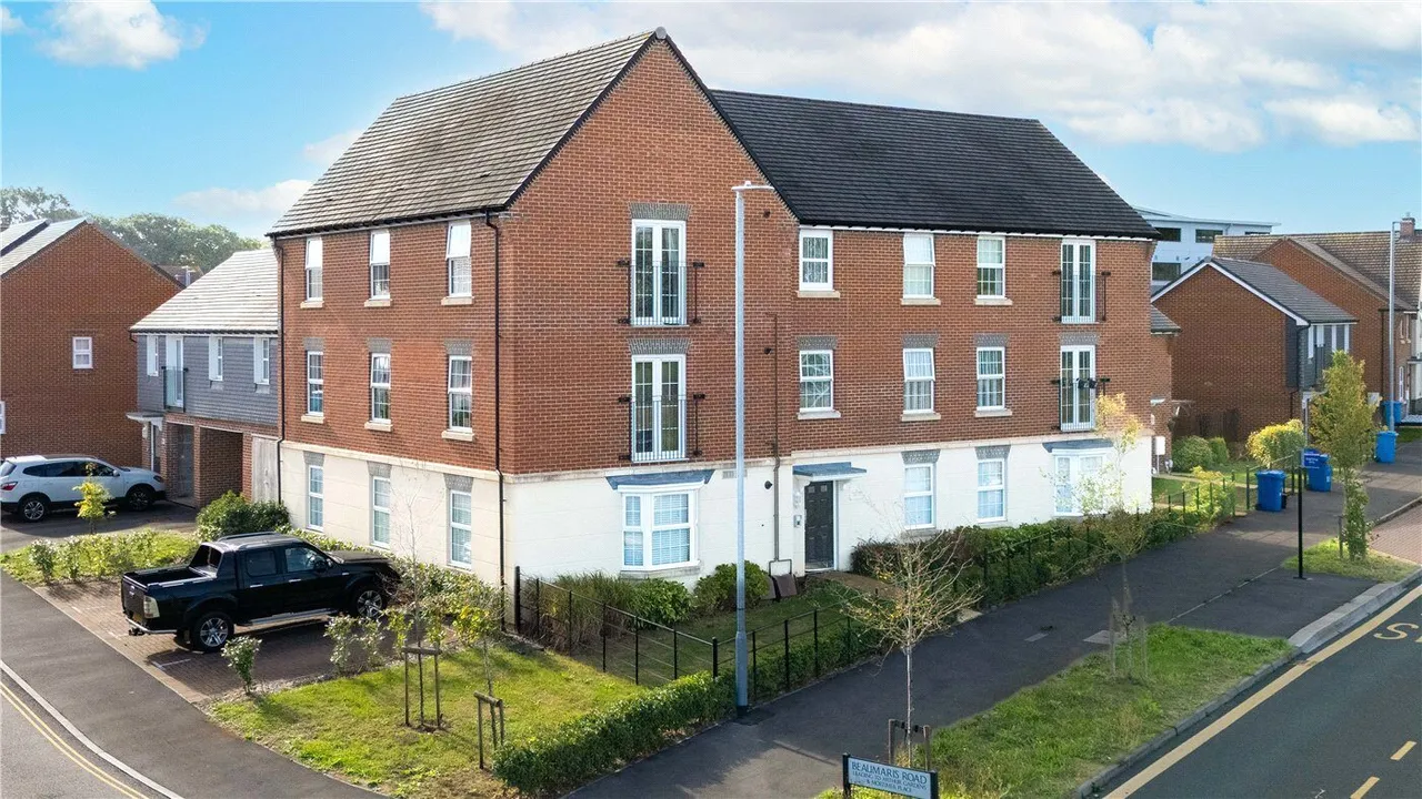 2 bed flat for sale, Provence Drive, Bearwood, BH11