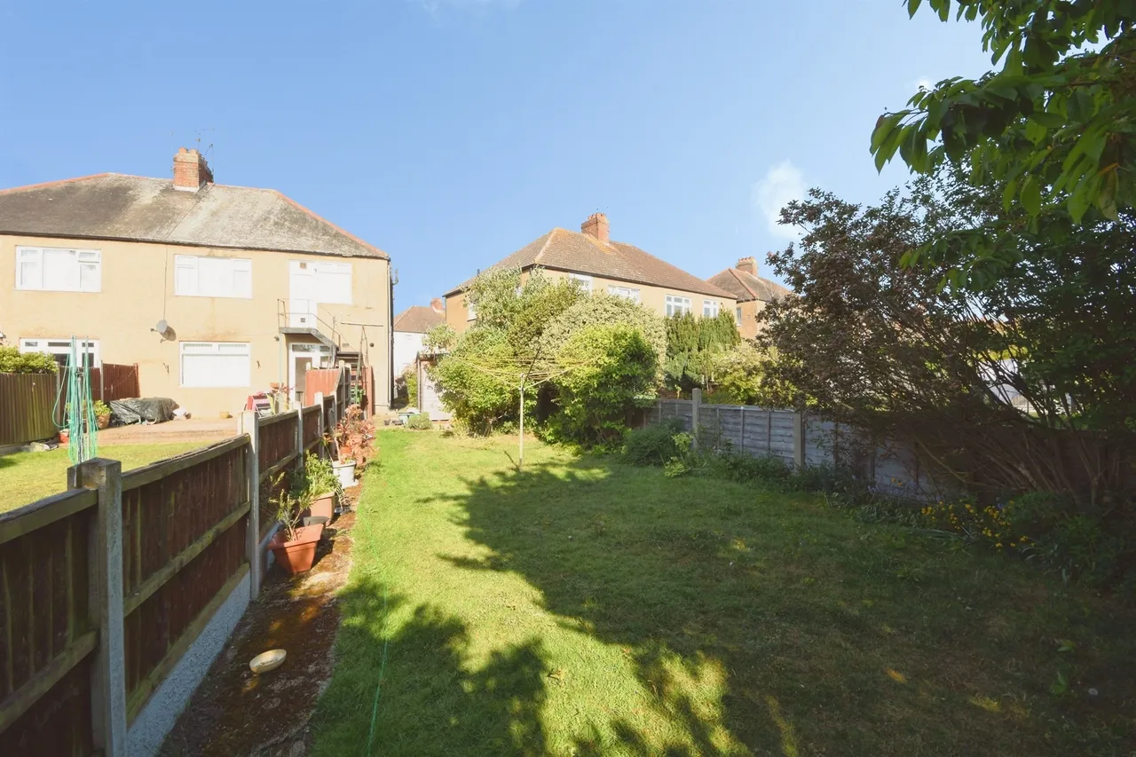 Tudor Drive, Romford, photo 2