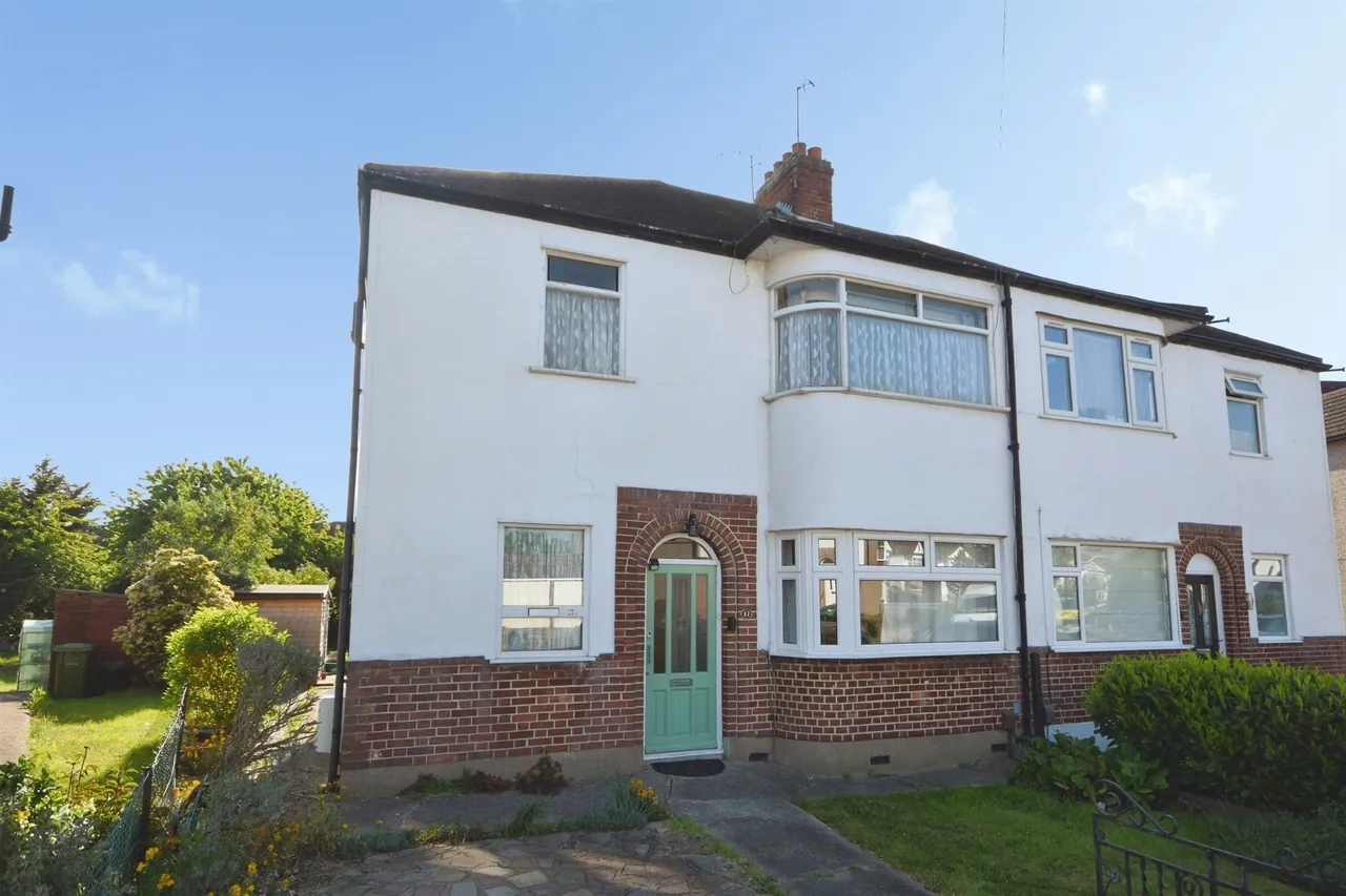 2 bed flat for sale — Tudor Drive, Romford