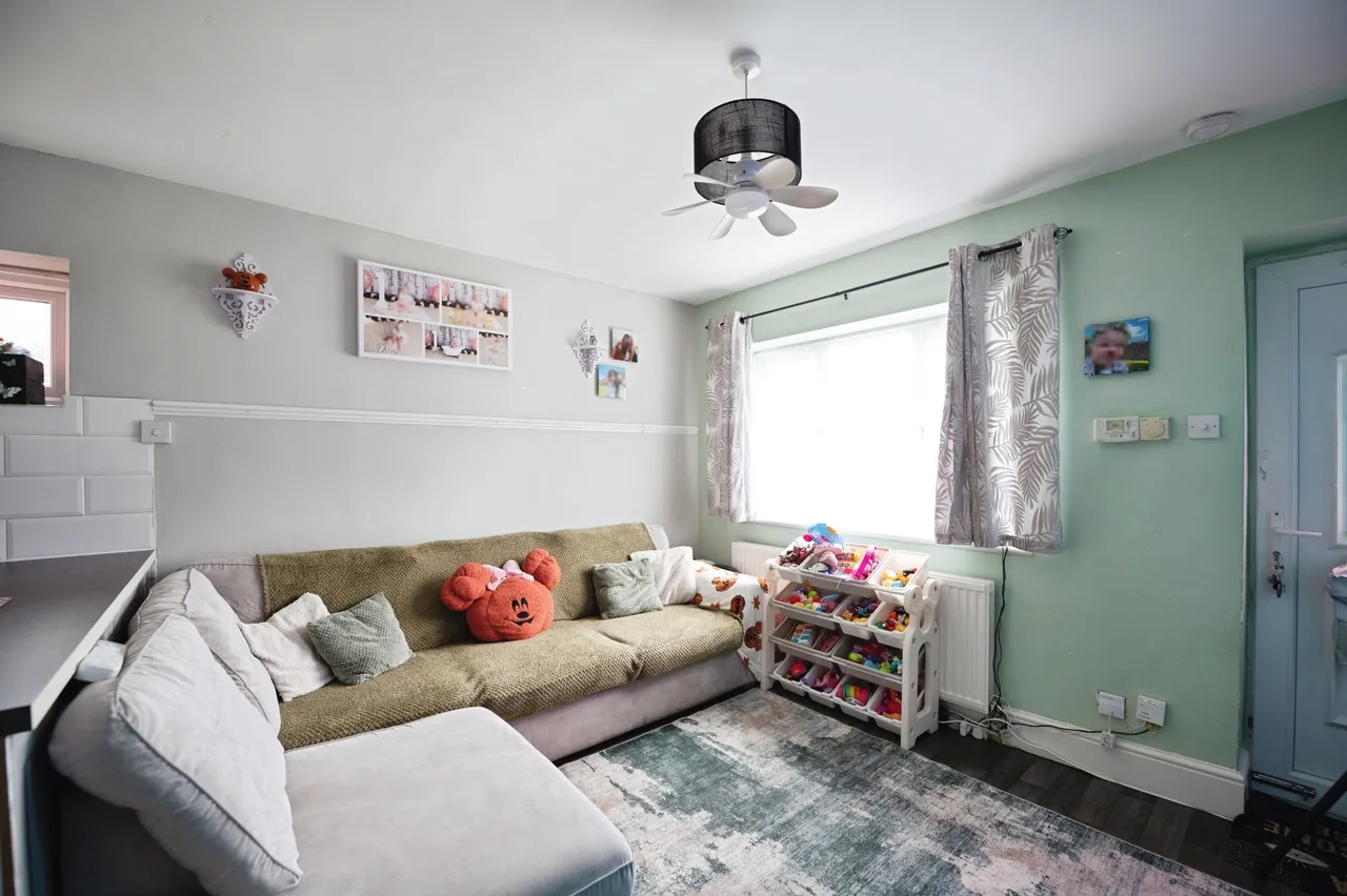 1 bed flat for sale, Morris Road, Romford, RM3