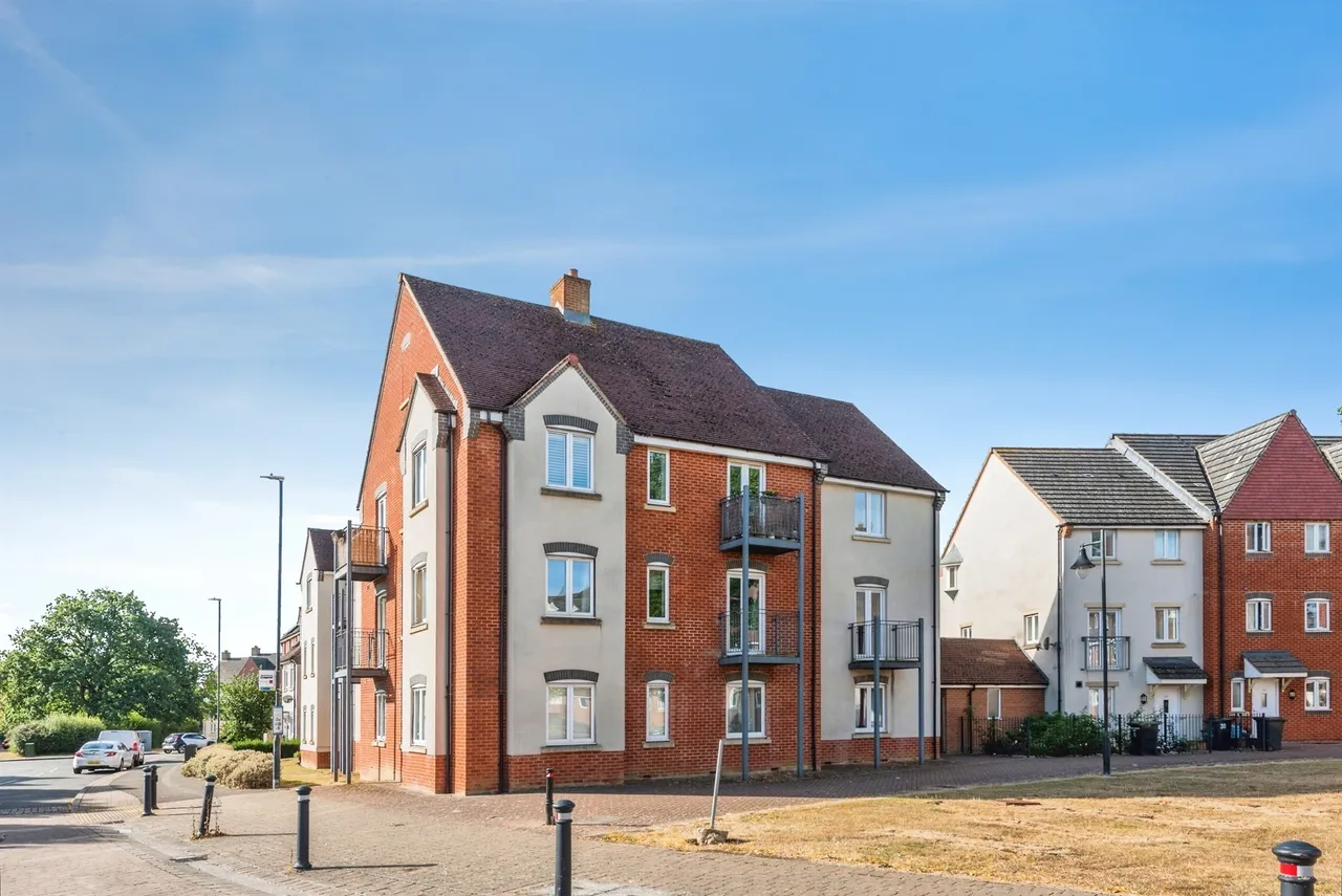 2 bed flat for sale — Piernik Close, Swindon