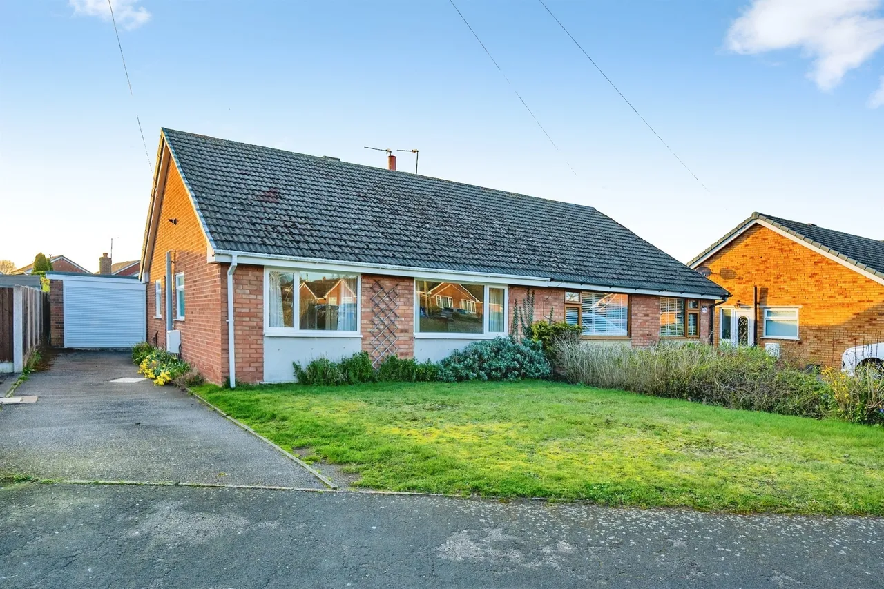 2 bed house for sale — Churchill Crescent, Alrewas, Burton-On-Trent