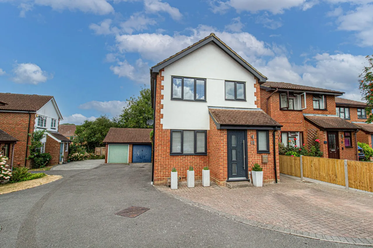 3 bed house for sale — Hunnels Close, Church Crookham, Fleet, GU52 6YR