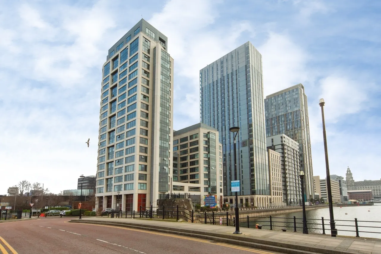 2 bed flat for sale, William Jessop Way, Liverpool, L3