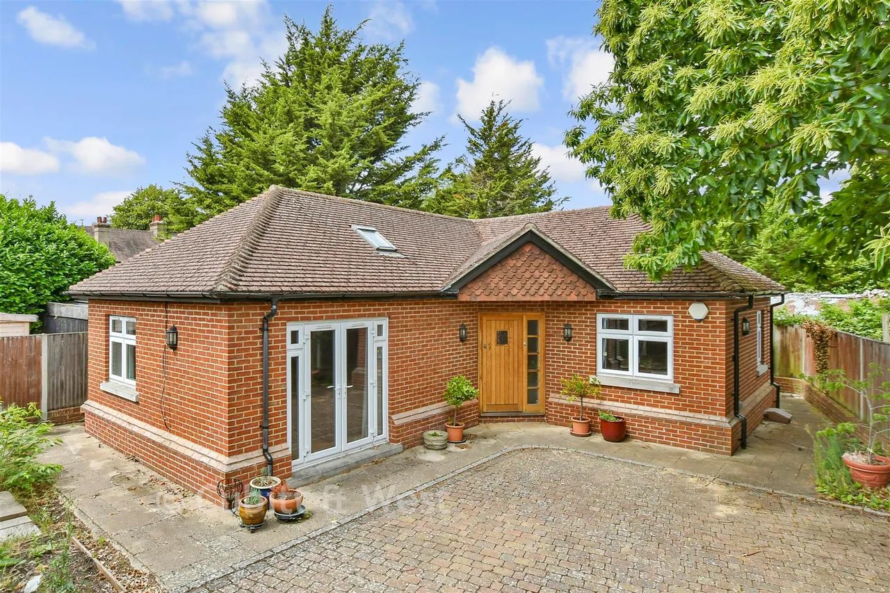 2 bed house for sale, Woodcote Green, Wallington, SM6
