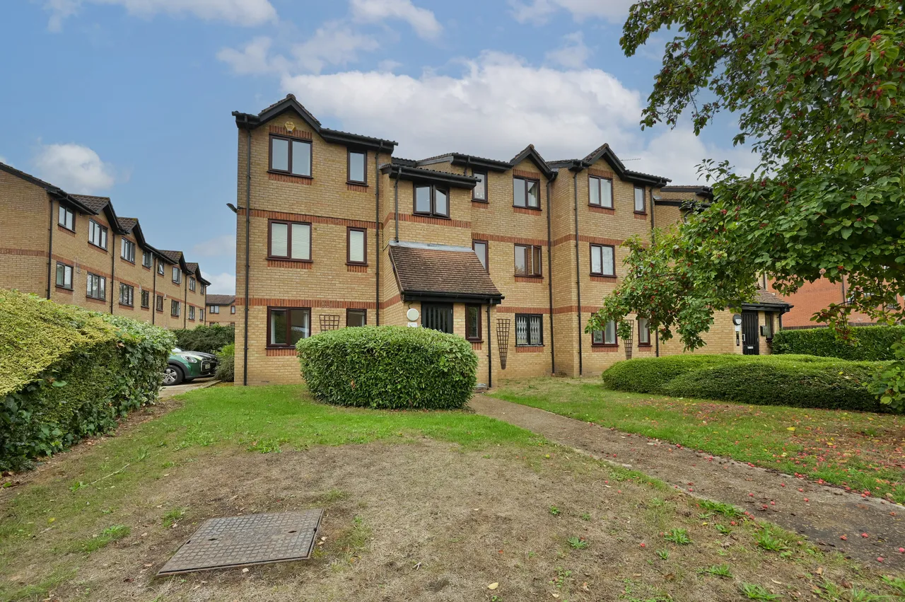 1 bed flat for sale — 84 Courtlands Close, Watford