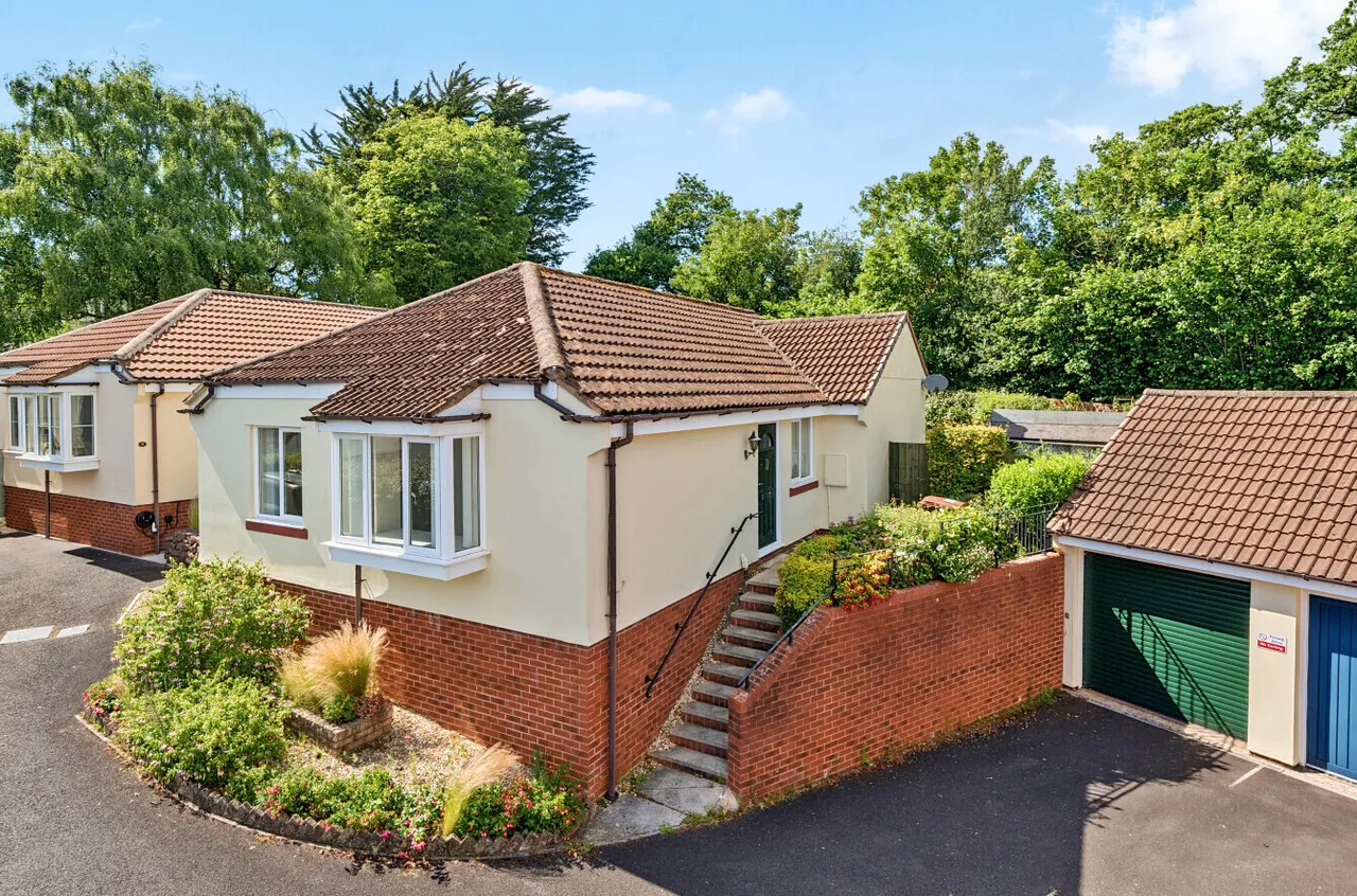 3 bed property for sale — Southfield Drive, Crediton, Devon, EX17