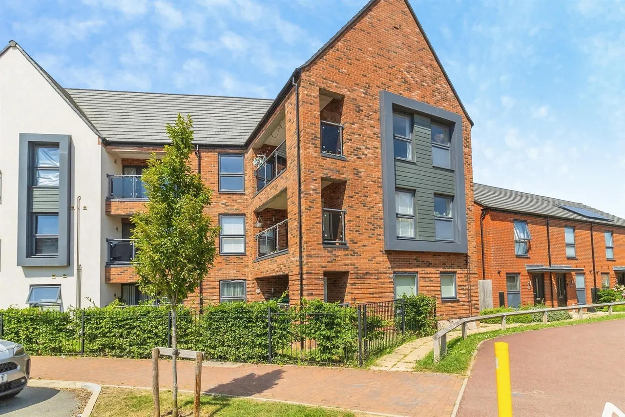 Burney Drive, Glebe Farm, Milton Keynes, photo 2