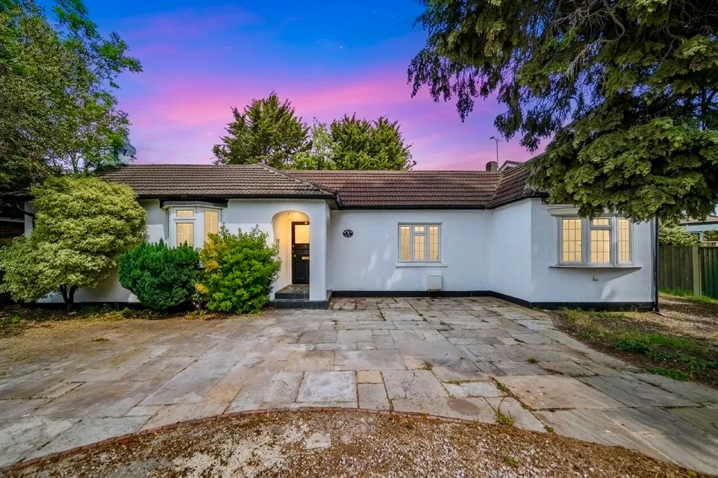 Old Esher Road, Hersham KT12 4LE, photo 18