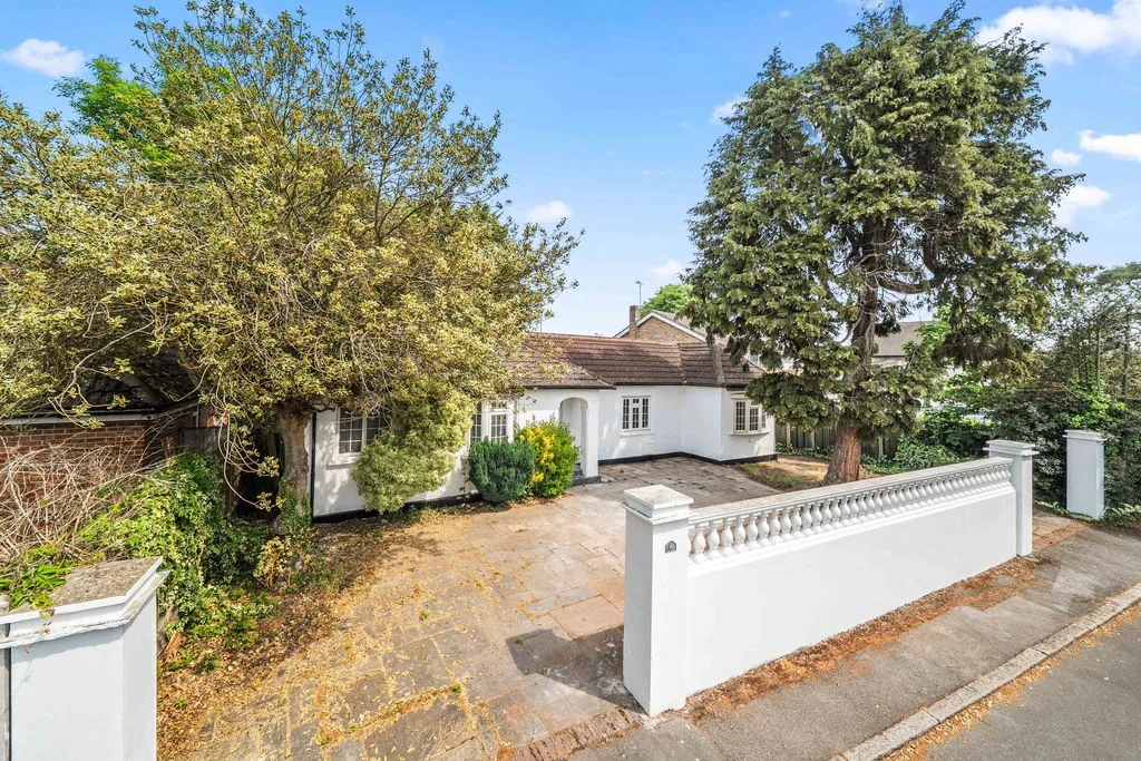 4 bed house to rent — Old Esher Road, Hersham KT12 4LE