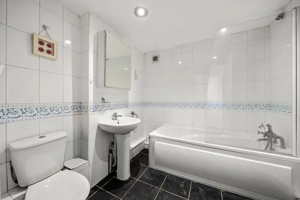 Old Esher Road, Hersham KT12 4LE, photo 13