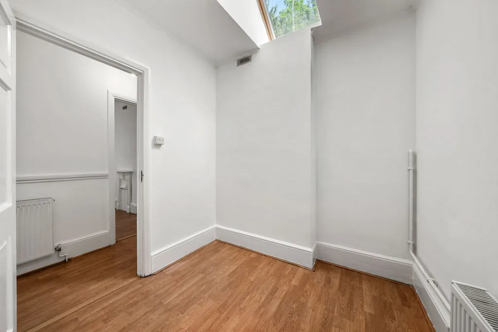 Old Esher Road, Hersham KT12 4LE, photo 10