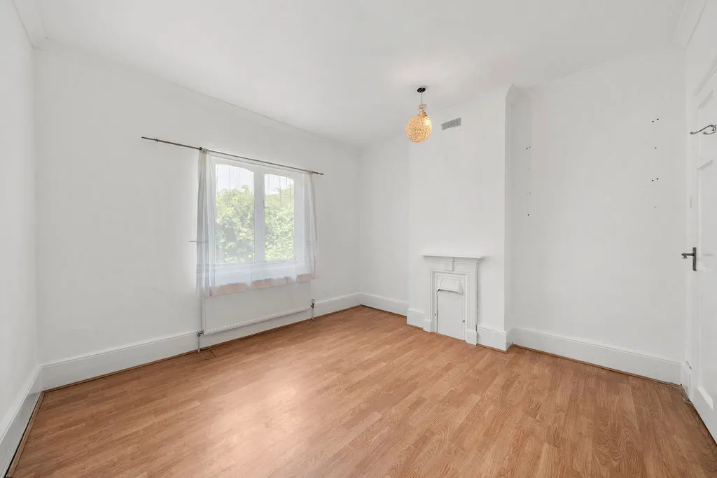 Old Esher Road, Hersham KT12 4LE, photo 11