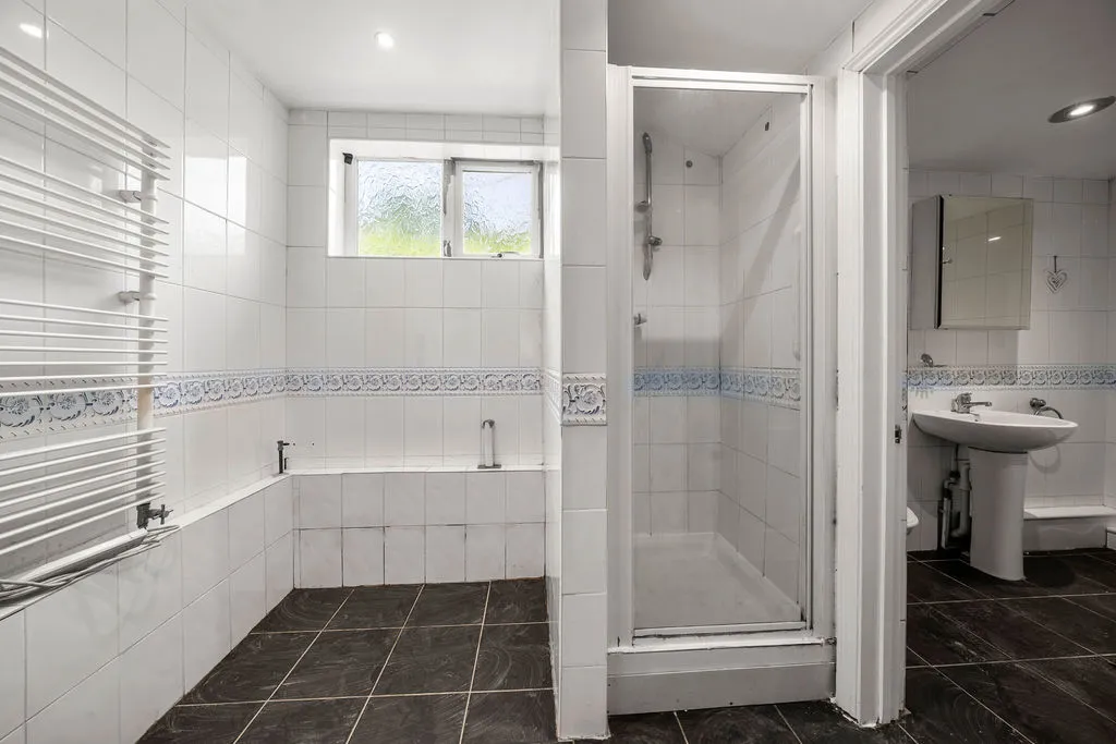 Old Esher Road, Hersham KT12 4LE, photo 15