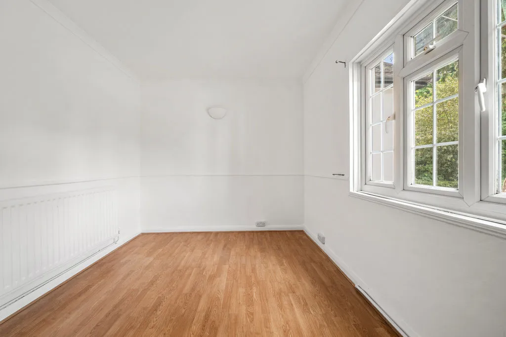 Old Esher Road, Hersham KT12 4LE, photo 9
