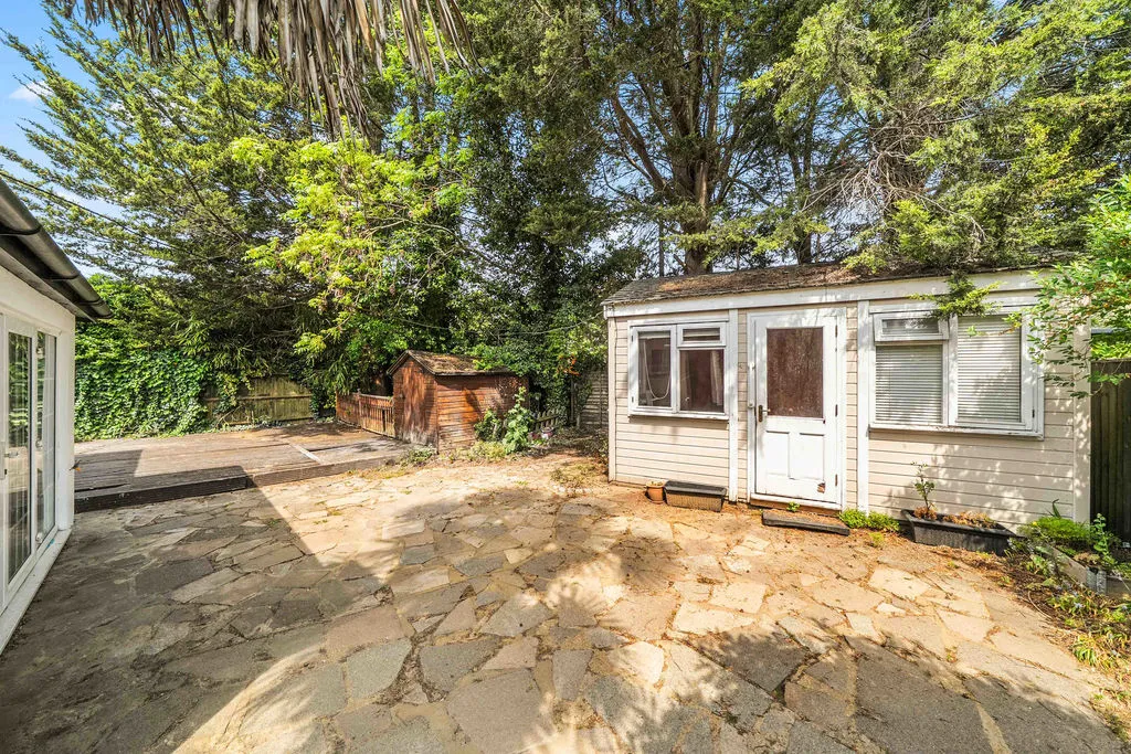 Old Esher Road, Hersham KT12 4LE, photo 17