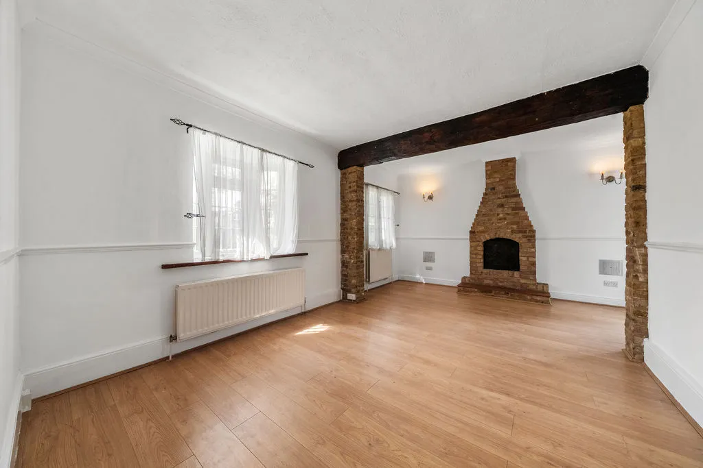 Old Esher Road, Hersham KT12 4LE, photo 4