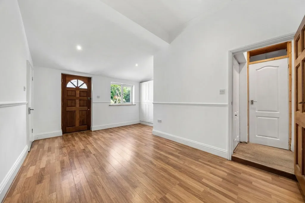 Old Esher Road, Hersham KT12 4LE, photo 12