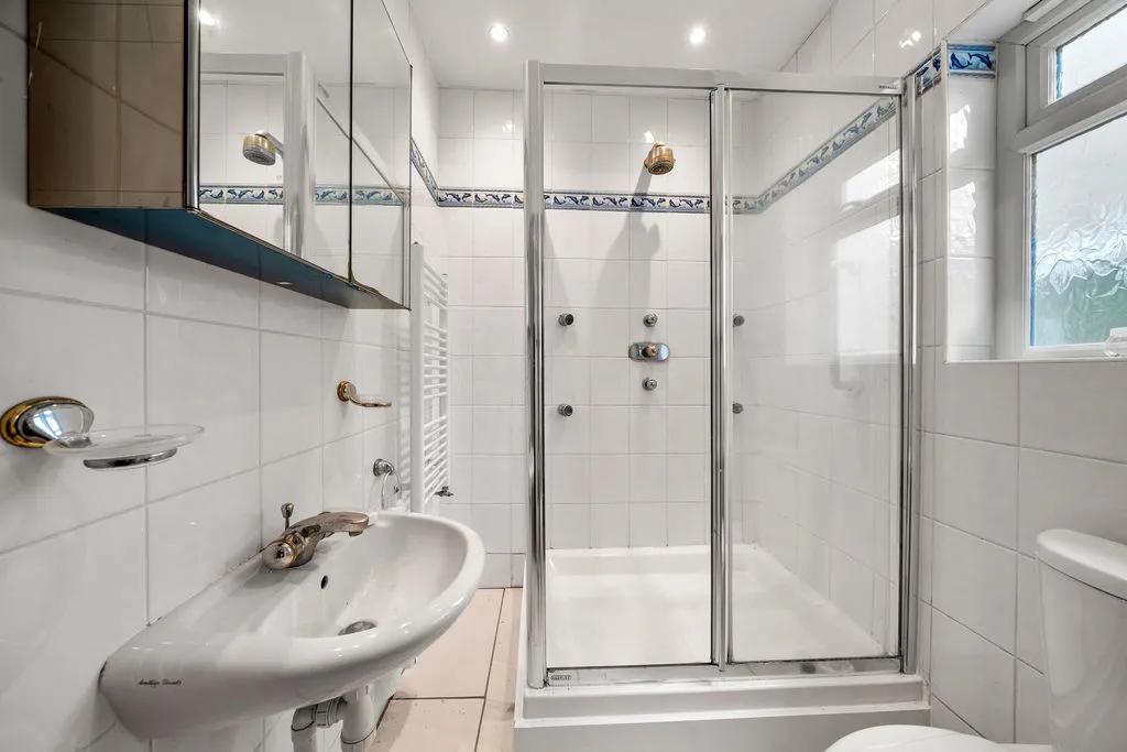Old Esher Road, Hersham KT12 4LE, photo 14