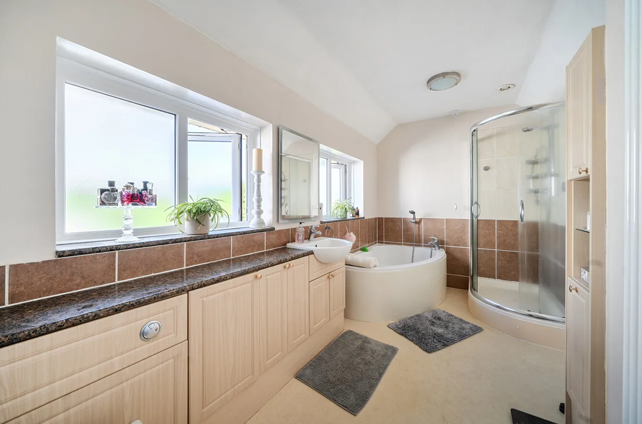 Lower Weybourne Lane, Farnham, Surrey, GU9 9HW, photo 6