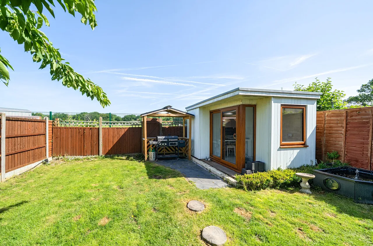 Lower Weybourne Lane, Farnham, Surrey, GU9 9HW, photo 10