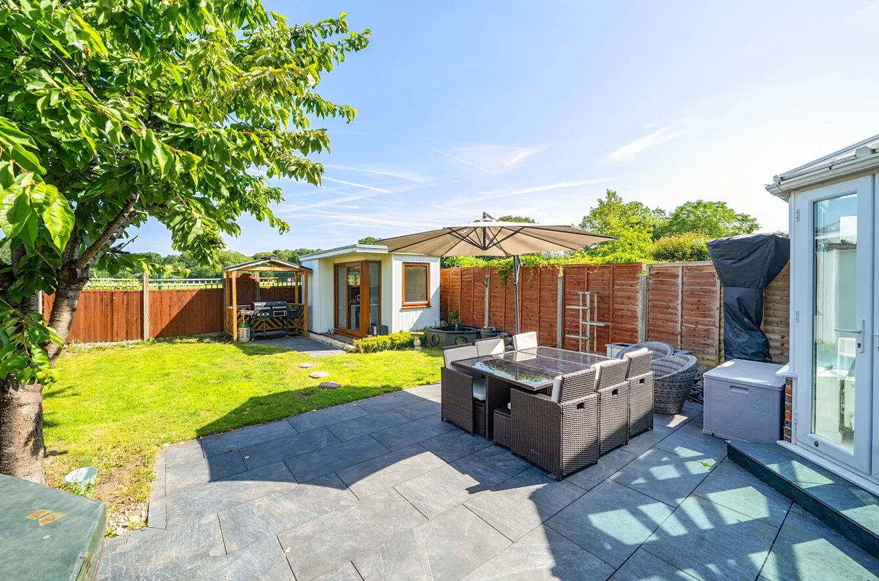 Lower Weybourne Lane, Farnham, Surrey, GU9 9HW, photo 4