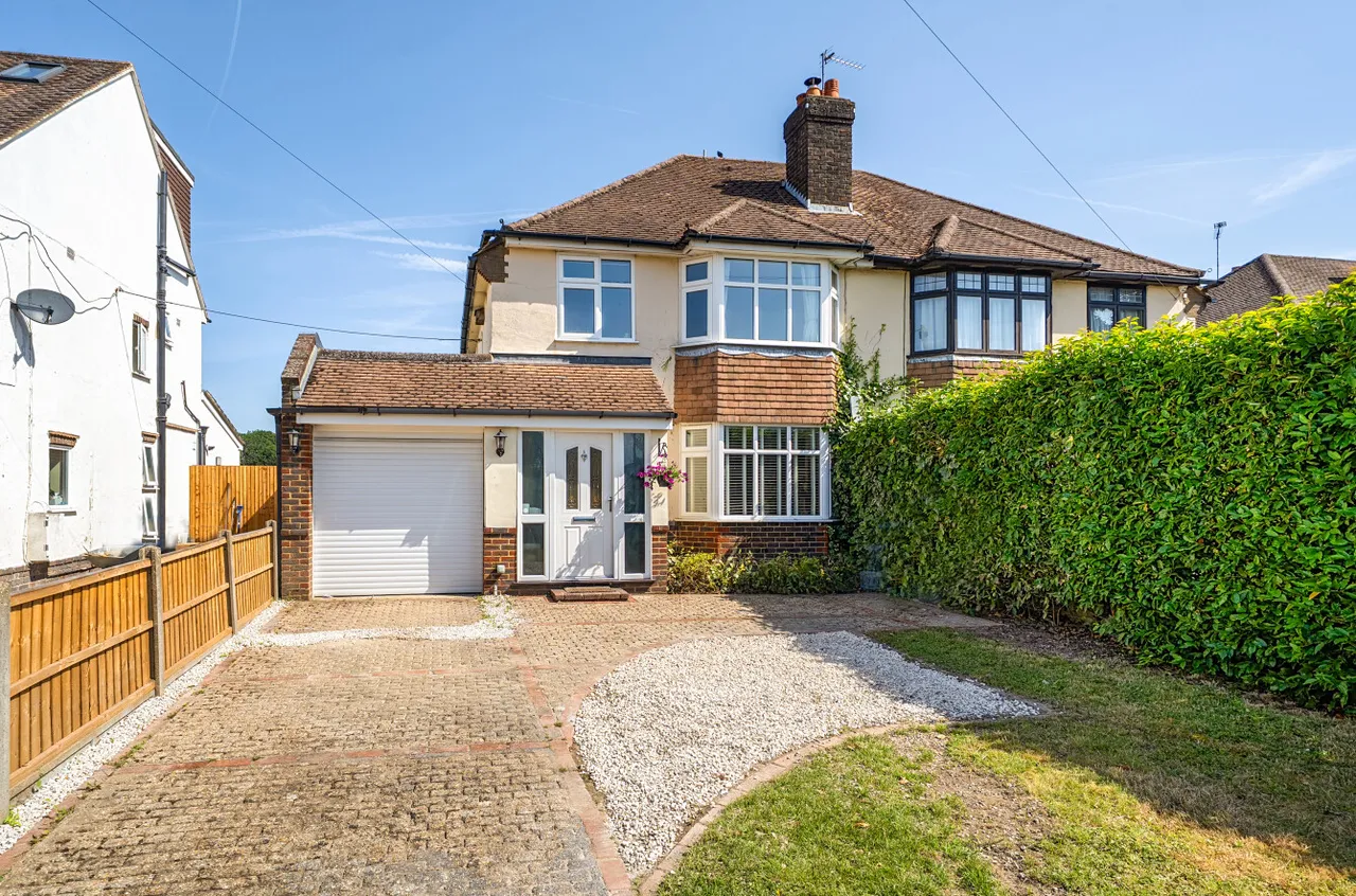3 bed house for sale — Lower Weybourne Lane, Farnham, Surrey, GU9 9HW
