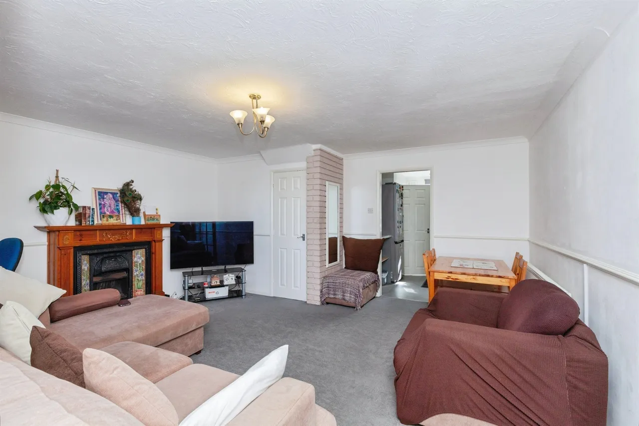 Burton Close, Oadby, LE2, photo 2