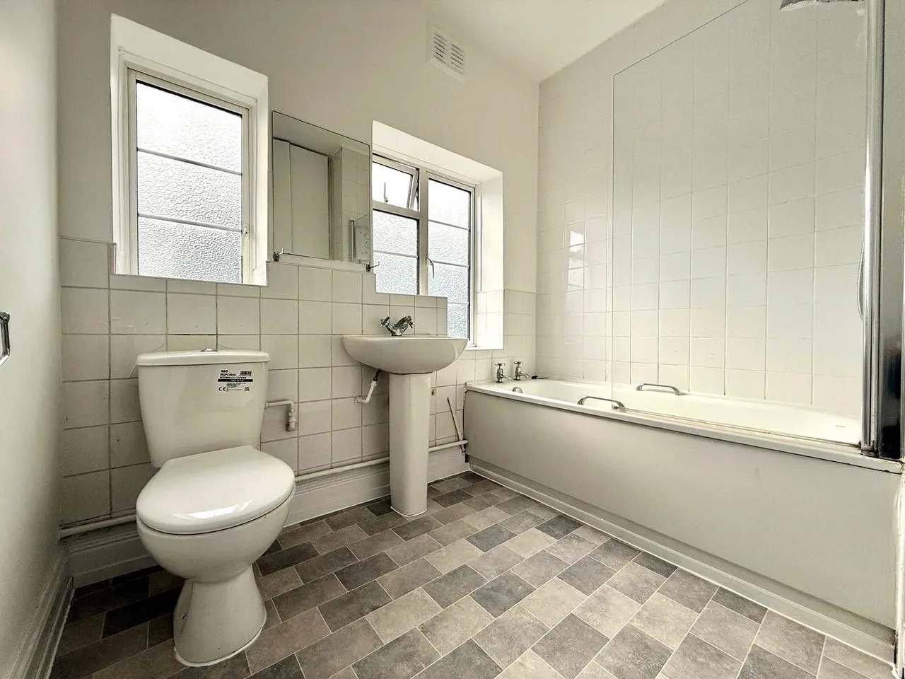 Woodford Road, London, E18, photo 7