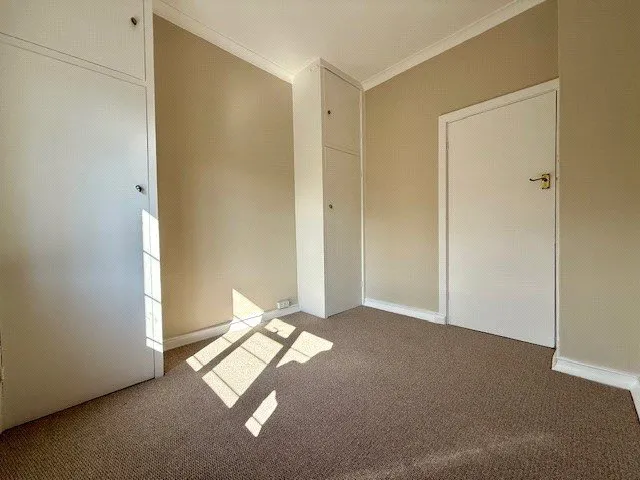 Woodford Road, London, E18, photo 6
