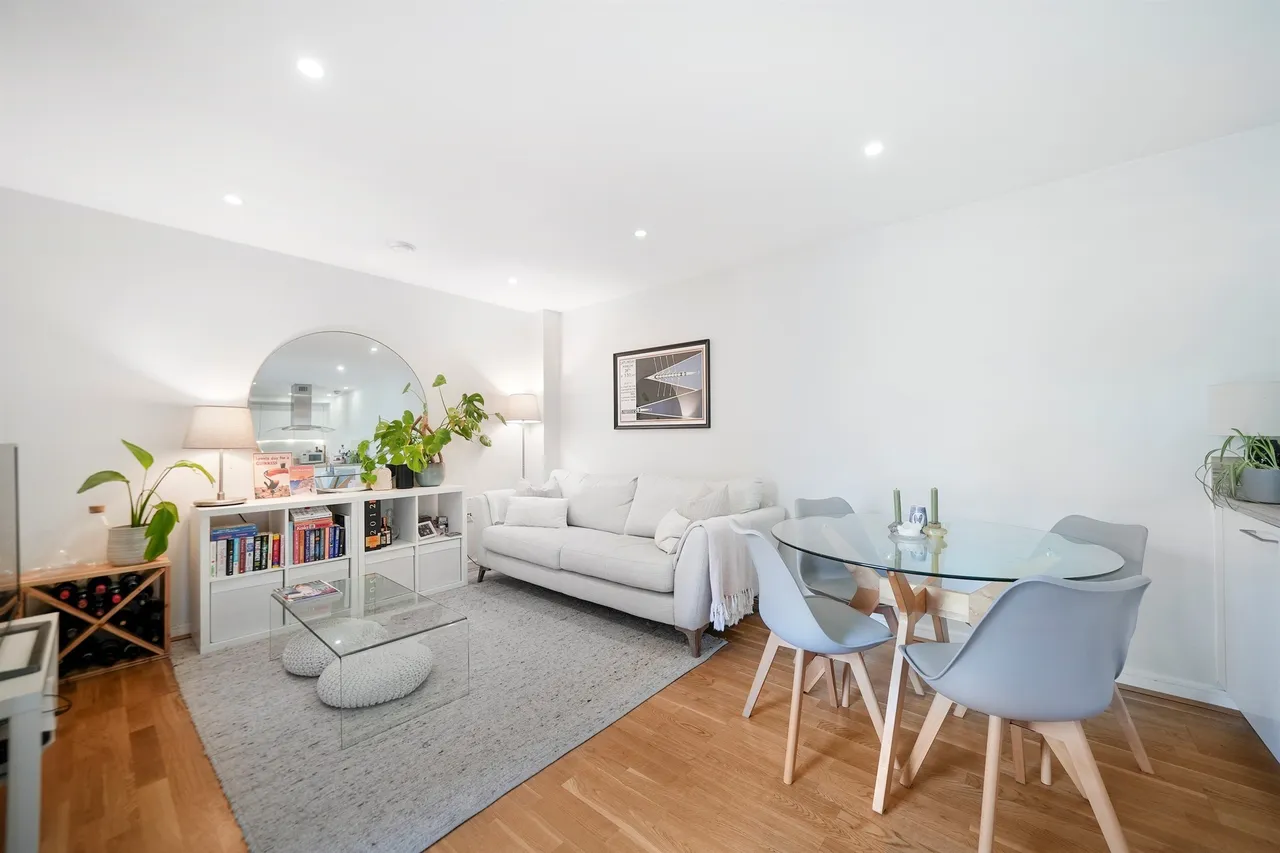 Chartfield Avenue, London, photo 2