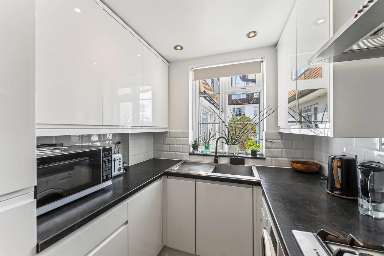 London Road, Morden, photo 10