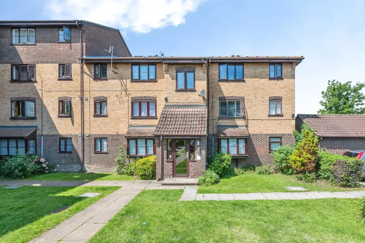 flat for sale — Conway Gardens, Grays, Essex, RM17