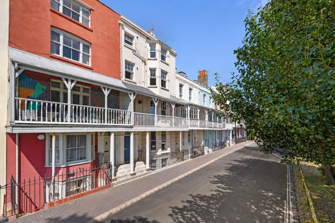 2 bed flat for sale — South Terrace, Littlehampton, BN17