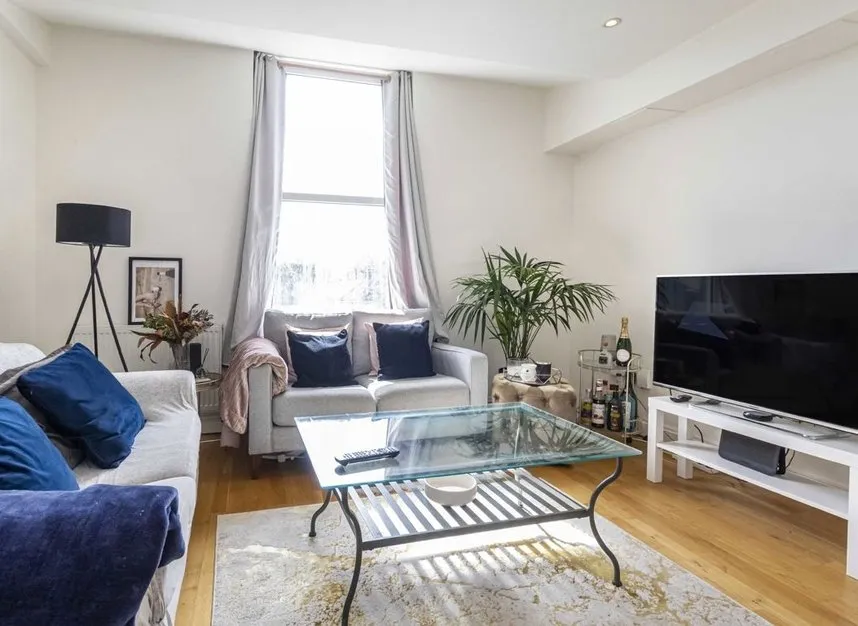 Chiswick High Road, Chiswick, W4, photo 2