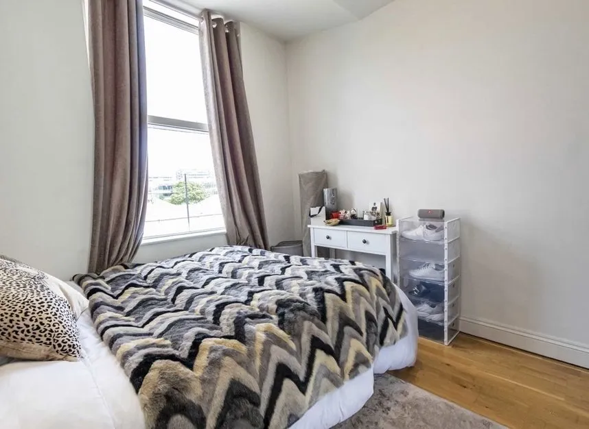 Chiswick High Road, Chiswick, W4, photo 4