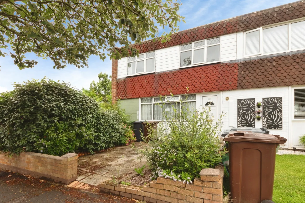 3 bed house for sale — Walsgrave Drive, Solihull