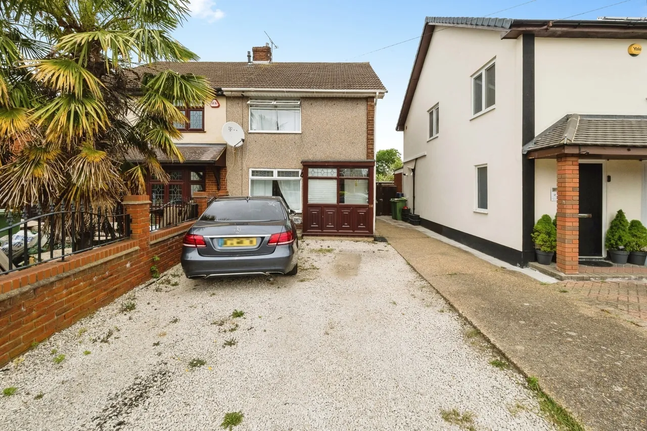 3 bed house for sale — Adnams Walk, Rainham, RM13