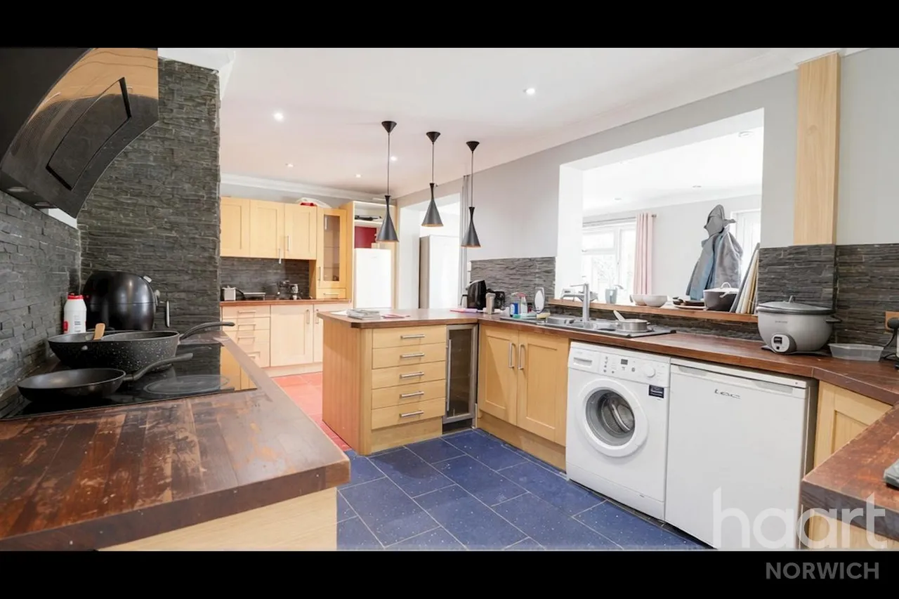 Bland Road, NR5, photo 4
