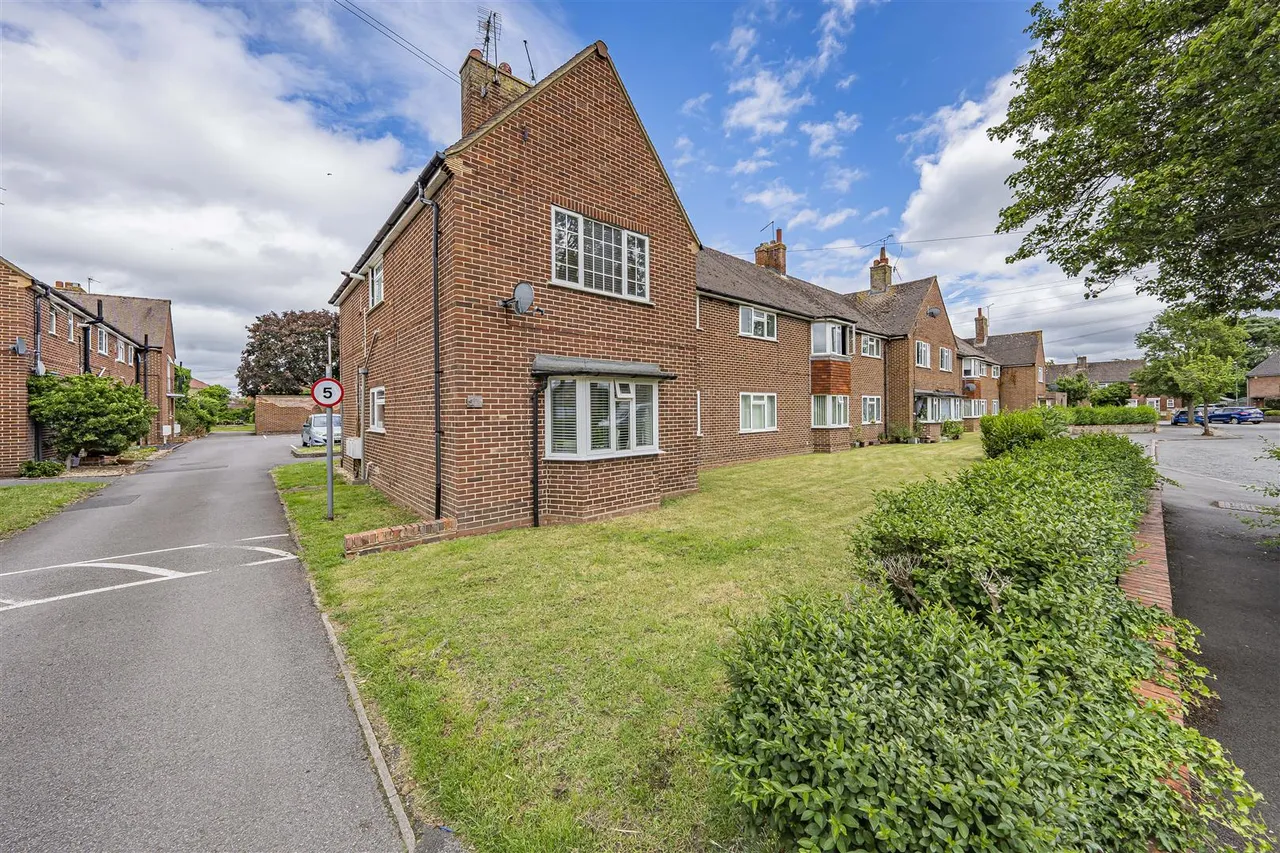 2 bed flat for sale — Queens Close, Old Windsor, Windsor, Berkshire, SL4 2PP